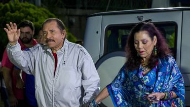 El presidente de Nicaragua, Daniel Ortega (i), y su esposa, Rosario Murillo (d)