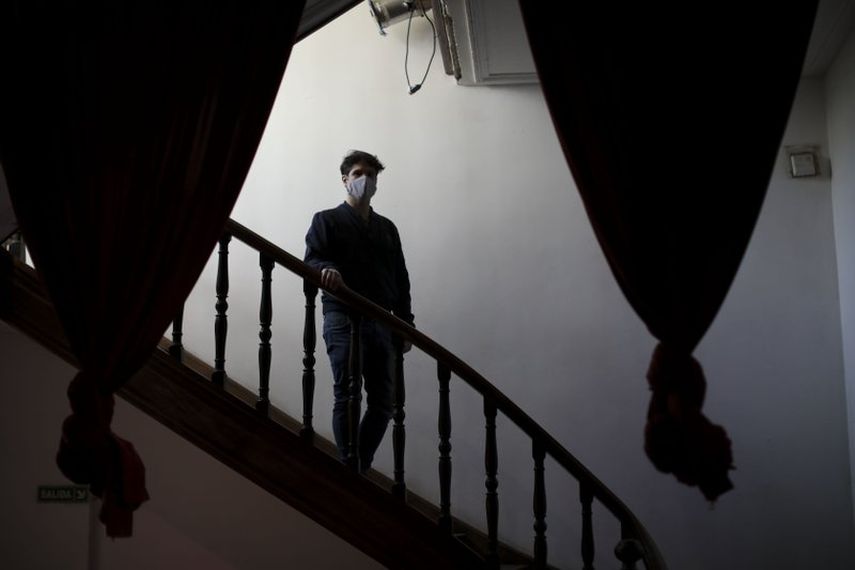 El director teatral Eduardo P&eacute;rez Winter posa en su cerrado teatro Silencio de Negras en Buenos Aires, el jueves 14 de mayo del 2020. Winter dijo que de los 120 espacios culturales que su grupo alquila, casi la mitad no pag&oacute; la renta en abril y la mitad no podr&iacute;a pagarla en mayo, y que se est&aacute;n endeudando para sobrevivir.&nbsp;
