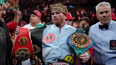 El mexicano Saúl Canelo Álvarez, festeja luego de derrotar al kazajo Gennady Golovkin en un combate por los títulos de los supermedianos