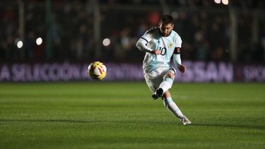El oriundo de Rosario se ha cansado de alzar cetros con el Barcelona, pero aún está en deuda con su país. Motivo por el cual se ha alejado varias veces de la selección. ¿Será esta la Copa de la Argentina de Messi?