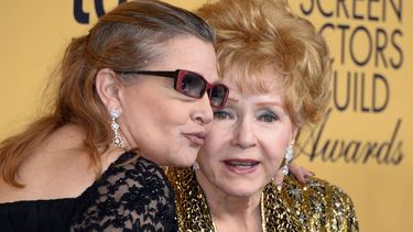 Debbie Reynolds junto a su hija Carrie Fisher.