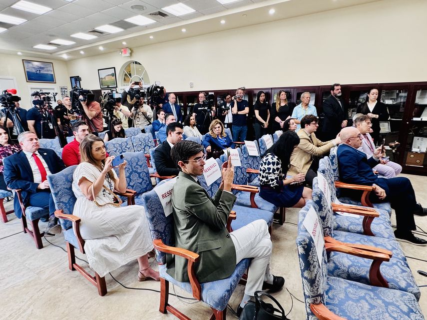 Medios de prensa y asistentes durante la rueda de prensa, atentos a las declaraciones ofrecidas.