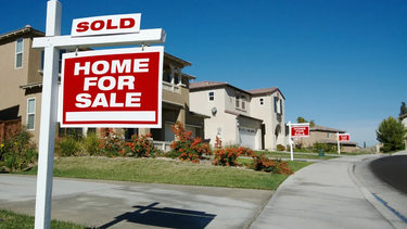 Letreros anuncian la venta de viviendas.