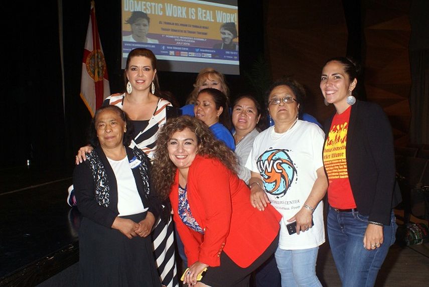 La ex Miss Universo 1996, Alicia Machado posa con un grupo de activistas y organizadoras del evento. (FOTOS: FRANK DONIKIAN)