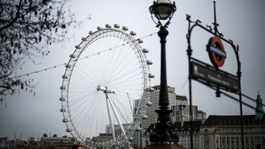 Una fotografía tomada el 25 de febrero de 2025 muestra el London Eye en la orilla sur del Támesis, frente a la estación de metro Embankment, en el centro de Londres. &nbsp;