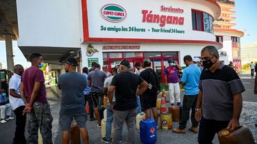 Cubanos hacen colas con sus bidones con la esperanza de comprar combustible en La Habana.