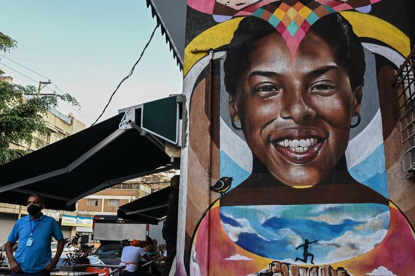 Foto de un mural realizado por el artista venezolano Badsura del deportista venezolano Yulimar Rojas, múltiple campeón mundial y medallista olímpico de triple salto, en Caracas, el 7 de junio de 2021