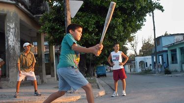 Los altos contratos que están recibiendo los jugadores antillanos están impulsando los sueños de los niños y jóvenes en la isla. (EFE)
