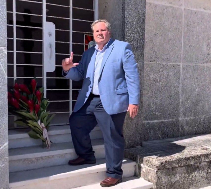 Mike Hammer, el Encargado de Negocios de la Embajada de los Estados Unidos en Cuba, visita la tumba de la tumba de Oswaldo Payá Sardiñas.