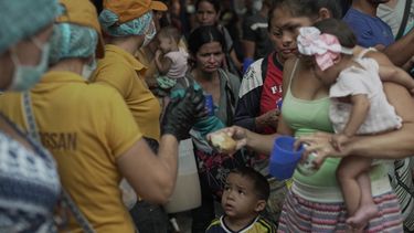 Venezolanos reciben alimentos y ayuda humanitaria&nbsp;en C&uacute;cuta.