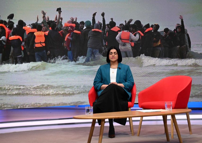 Una foto distribuida por la BBC, tomada y recibida el 16 de noviembre de 2025, muestra a la secretaria del Interior del Reino Unido, Shabana Mahmood, apareciendo en el programa político Sunday Morning de la BBC con la periodista Laura Kuenssberg.