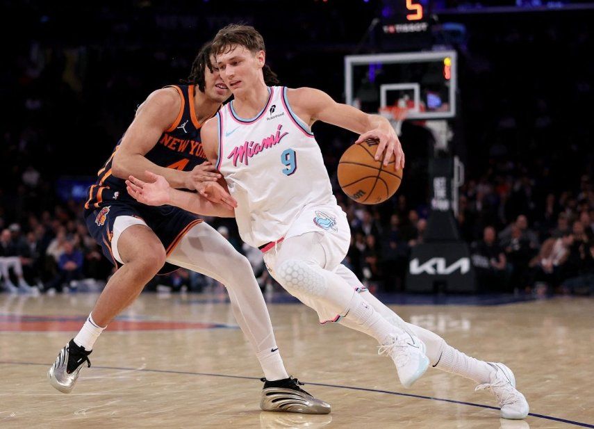 El guardia Pelle Larsson, del Heat de Miami, maneja el balón en un partido ante los Knicks de Nueva York, el 17 de marzo de 2025.