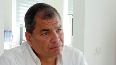 ARCHIVO - En esta foto de archivo del 5 de julio de 2018, el expresidente de Ecuador, Rafael Correa, da una entrevista en la casa de su familia cerca de Bruselas, Bélgica. Un tribunal ecuatoriano declaró a Correa culpable de corrupción el 7 de abril de 2020 y lo sentenció a ocho años de prisión. 