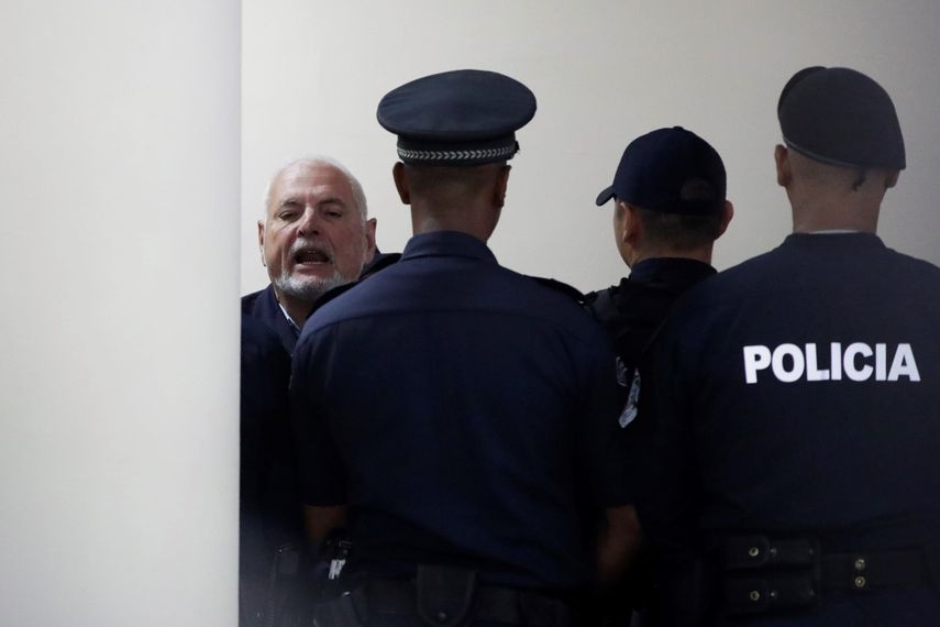 El expresidente panameño Ricardo Martinell rodeado de policías.&nbsp;
