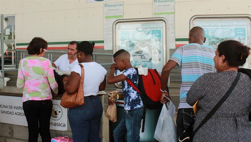 Cubanos, parte de un grupo de 184 migrantes, ingresa hoy, viernes 5 de febrero de 2016, a territorio mexicano por Ciudad Hidalgo (EFE)