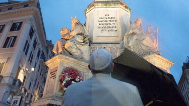 El papa Francisco reza bajo la estatua de la Virgen María con motivo del feriado de la Inmaculada Concepción, en la Plaza de España, en Roma, el martes 8 de diciembre de 2020.&nbsp;
