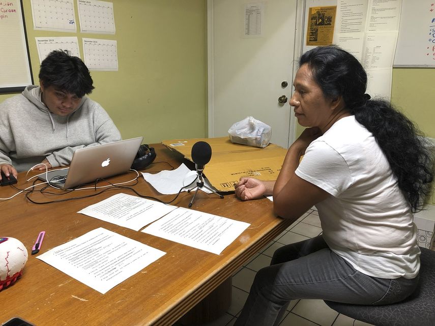 Natividad Jimenez, a la derecha, se prepara para grabar mensajes sobre los peligros del huracán Dorian en idioma maya antiguo, para enviar a miles de inmigrantes que residen en las zonas que pueden ser afectadas por el meteoro.