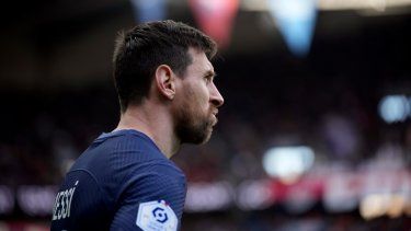 Lionel Messi, en ese entonces del París Saint-Germain, gesticula durante el partido contra Rennes en la liga francesa, el domingo 19 de marzo de 2023.