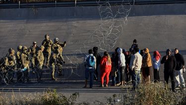 Soldados estadounidenses impiden que migrantes crucen a El Paso, Texas, desde Ciudad Juárez, México, el martes 20 de diciembre de 2022.