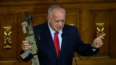 Diosdado Cabello sostiene un fusil M4A1 de fabricación estadounidense mientras habla durante una sesión de la Asamblea Nacional en Caracas el 17 de septiembre de 2024.&nbsp;