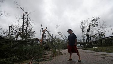 Un hombre camina por una calle de Greensboro, en el noroeste de Florida, donde se reportó la primera víctima del huracán Michael.