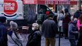 Un grupo de personas espera para recibir la prueba de coronavirus en Times Square, Nueva York, el 13 de diciembre de 2021.