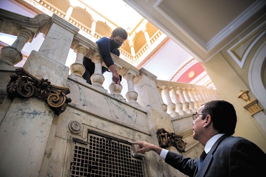 Jos&eacute; Caba&ntilde;as, embajador de Cuba en EEUU, eval&uacute;a junto a otra persona los da&ntilde;os causados despu&eacute;s de que un hombre disparara contra el edificio en la madrugada del 30 de abril, en Washington DC.