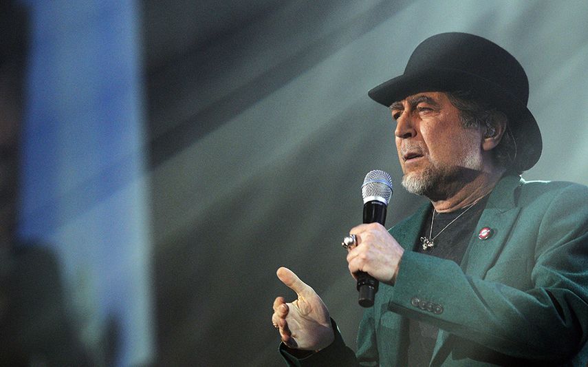 El autor de grandes éxitos, como Y nos dieron las 10, habla al público durante su presentación en Madrid. (EFE)