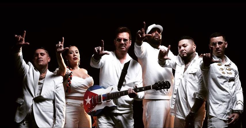Willy Chirino (centro), junto a los artistas urbanos Osmani García, Señorita Dayana, el Micha, el Chacal y Lenier Mesa.&nbsp;