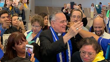 El monseñor Silvio Báez habló con la prensa en el Aeropuerto Internacional de Miami.