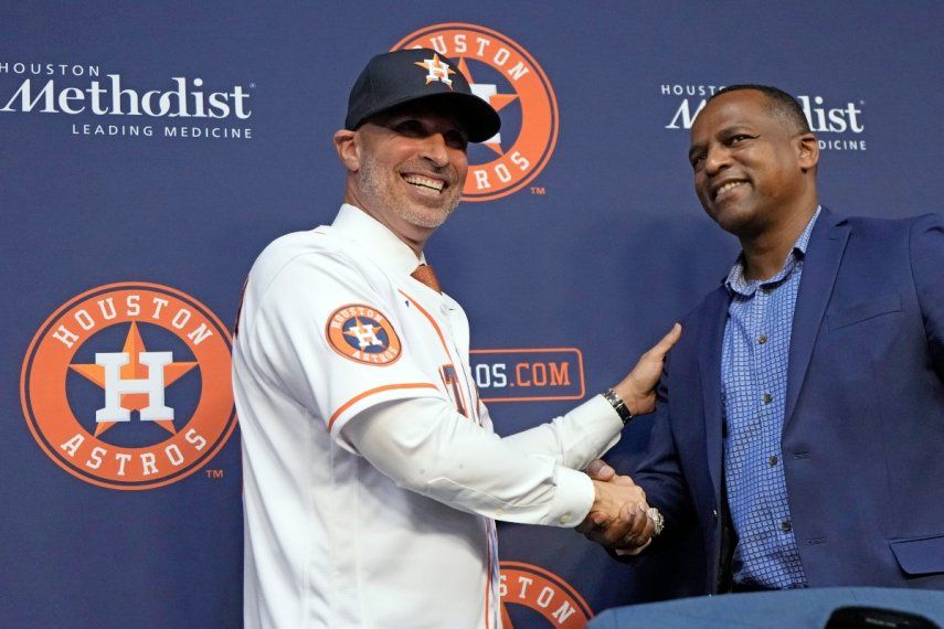 El nuevo mánager de los Astros de Houston, el puertorriqueño Joe Espada, le da la mano al gerente general Dana Brown en conferencia de prensa, el lunes 13 de noviembre del 2023.