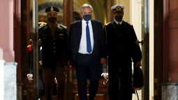 El presidente de Argentina, Alberto Fernández, al centro, sale de la casa de gobierno el miércoles 15 de septiembre de 2021, en Buenos Aires, Argentina