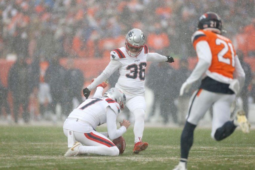 Andy Borregales #36 de los Patriotas de Nueva Inglaterra falla un gol de campo durante el tercer cuarto del partido de los playoffs del Campeonato de la AFC contra los Broncos de Denver en el Empower Field At Mile High el 25 de enero de 2026 en Denver, Colorado.&nbsp;