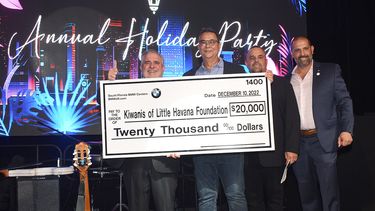 La Fundación Kiwanis de la Pequeña Habana recibe un cheque donado por el fabricante alemán de automóviles BMW en la edición 46 de la gala de Navidad.