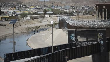 Personas cruzando Río Bravo desde Ciudad Juárez, México, 23 de marzo de 2021.&nbsp;