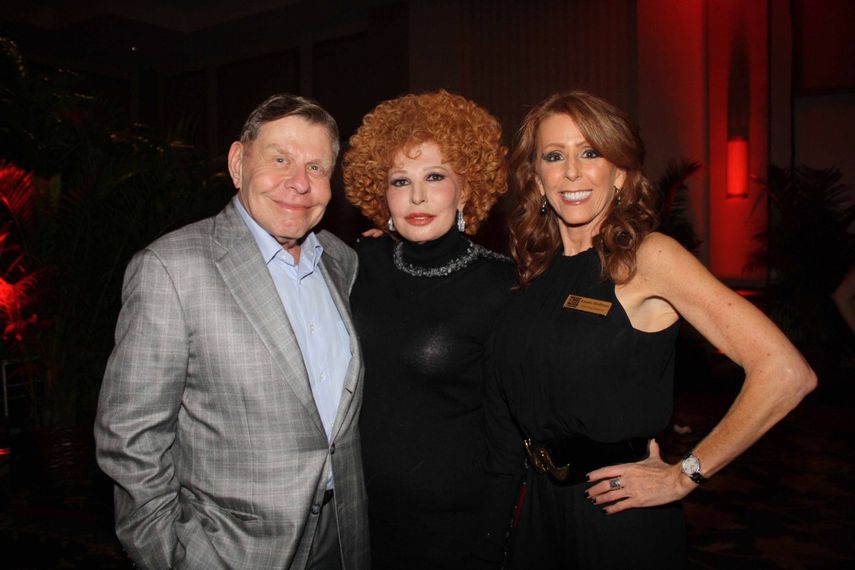 Milton y Pat Wallace, presidentes de la gala y Laurie Hoffman.