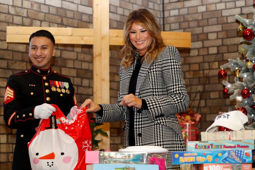 En esta foto de archivo del 4 de diciembre de 2019, la primera dama Melania Trump junto con estudiantes locales y marines estadounidenses asignados a la embaja estadounidense en Londres prepara regalos navideños para donar.