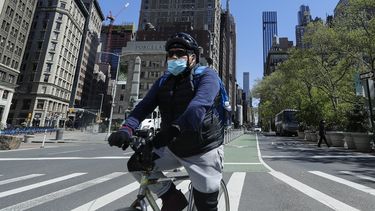 Una persona monta bicicleta en el Madison Square Park de la ciudad de Nueva York, el 12 de mayo del 2020 .&nbsp;