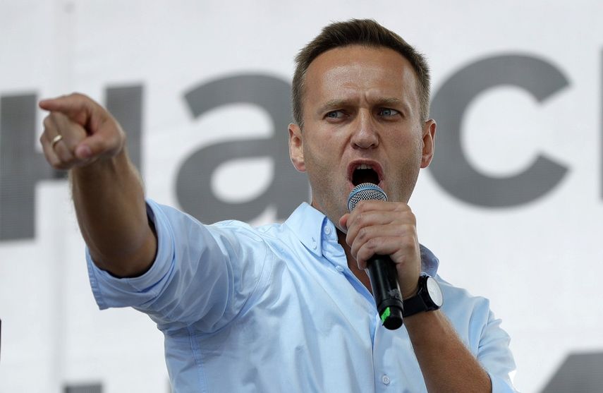 &nbsp;En esta imagen de archivo tomada el s&aacute;bado 20 de julio de 2019, el activista opositor ruso Alexei Navalny hace un gesto mientras habla a una multitud en una protesta pol&iacute;tica en Mosc&uacute;.&nbsp;