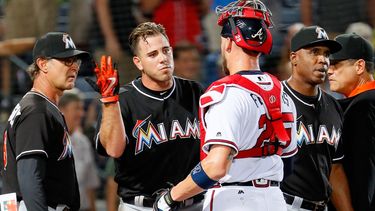Fernández recibió un lanzamiento a la cabeza que provocó la pelea entre ambos equipos.