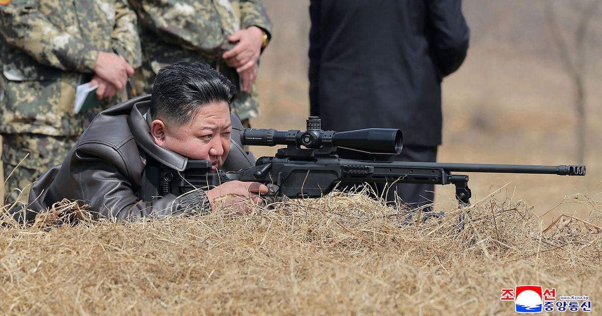 Gobernante de Corea del Norte dispara rifle de francotirador en visita a soldados