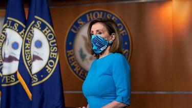 En esta foto del 12 de noviembre de 2020, la presidenta de la Cámara de Representantes, Nancy Pelosi, habla con la prensa en el Congreso en Washington.