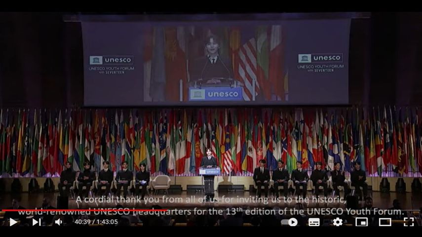 El grupo de k-pop Seventeen se pronuncia ante la sede de la Unesco en París.