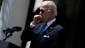 El presidente Joe Biden tose mientras pronuncia un discurso en el jardín de rosas de la Casa Blanca en Washington, DC, el 27 de julio de 2022, tras concluir su aislamiento por COVID.