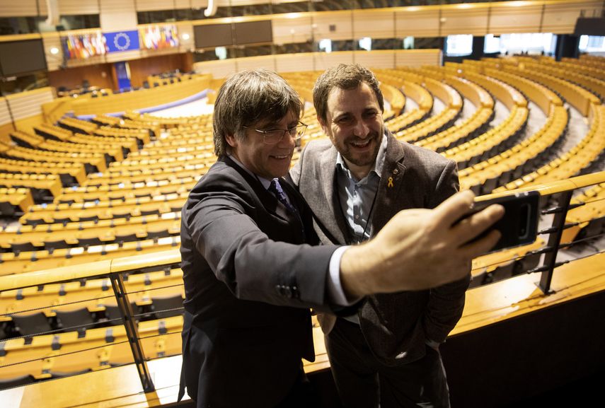 El expresidente regional catal&aacute;n Carles Puigdemont, izquierda, y su exministro de Salud, Toni Comin, se toman una selfie en el pleno del Parlamento Europeo en Bruselas, el viernes 20 de diciembre de 2019.&nbsp;