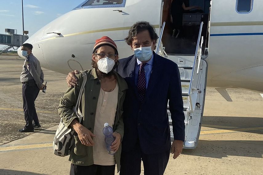 Esta fotografía del folleto tomada y publicada por el Centro Richardson el 15 de noviembre de 2021 muestra al periodista estadounidense Danny Fenster (izquierda) posando para una foto con el exdiplomático estadounidense Bill Richardson junto a un avión en la pista del Aeropuerto Internacional de Naypyidaw en Naypyidaw. Un periodista estadounidense encarcelado en Myanmar desde mayo fue liberado y deportado del país días después de haber sido condenado a 11 años de cárcel, dijeron funcionarios a la AFP el 15 de noviembre.