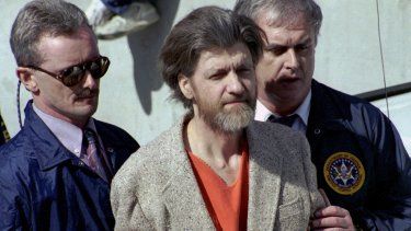 Theodore Ted Kaczynski, Unabomber, es escoltado a su auto afuera de una corte federal en Helena, Montana, el 4 de abril de 1996.&nbsp;
