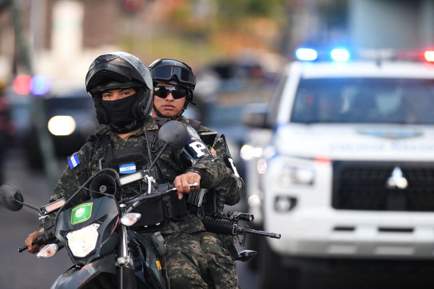 Agentes de la Policía Militar de Orden Público (PMOP) de Honduras patrullan el barrio Villa Nueva, controlado por las pandillas Barrio 18 y Mara Salvatrucha (MS-13), en el este de Tegucigalpa, el 10 de marzo de 2026.
