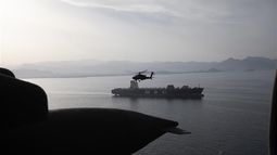 Helicópteros AH-64 Apaches sobrevuelan el Estrecho de Ormuz garantizando el tráfico de buques.&nbsp;