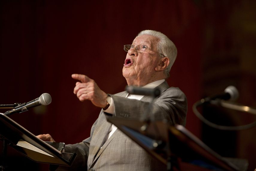 El actor mexicano Ignacio López Tarso lee Cien años de soledad del premio Nobel de Lliteratura Gabriel García Márquez en el Palacio de Bellas Artes de la Ciudad de México el 26 de marzo de 2017. López Tarso falleció el 11 de marzo de 2023 a los 98 años.